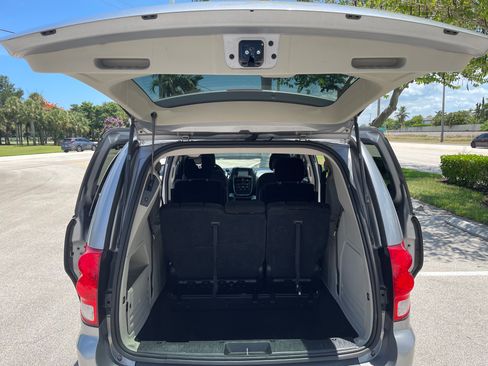 Used 2014 Dodge Grand Caravan SXT FWD image 9