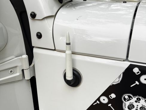 Used 2015 Jeep Wrangler Unlimited Sahara w/ Connectivity Group image 29