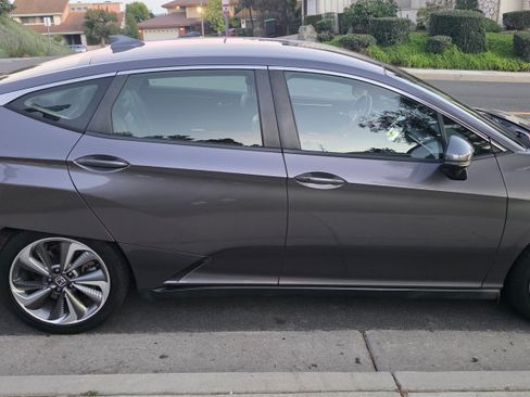 Used 2018 Honda Clarity Touring image 2