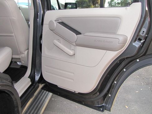 Used 2007 Ford Explorer XLT image 24
