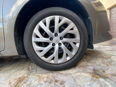 Used 2018 Toyota Corolla LE image 27