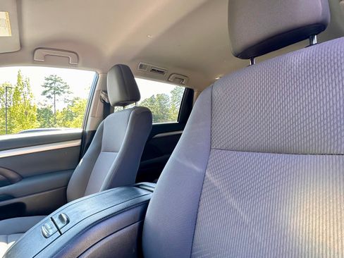 Used 2019 Toyota Highlander LE FWD image 9