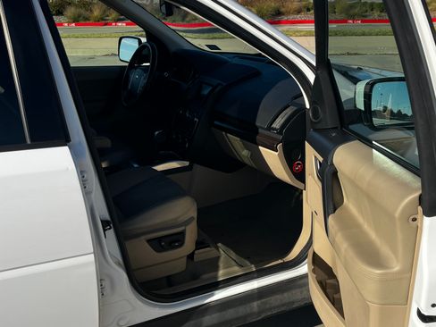 Used 2013 Land Rover LR2 HSE image 13