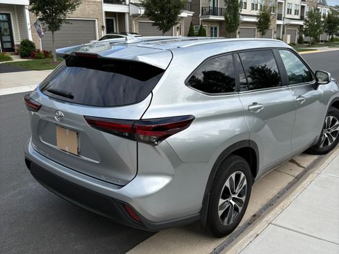 Used 2024 Toyota Highlander XLE AWD/4WD image 6