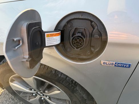 Used 2019 Hyundai Ioniq Plug-In Hybrid image 9