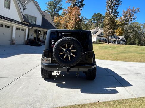 Used 2011 Jeep Wrangler Unlimited Rubicon w/ Call of Duty Group image 9