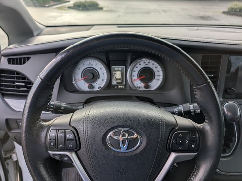 Used 2015 Toyota Sienna SE Premium image 9