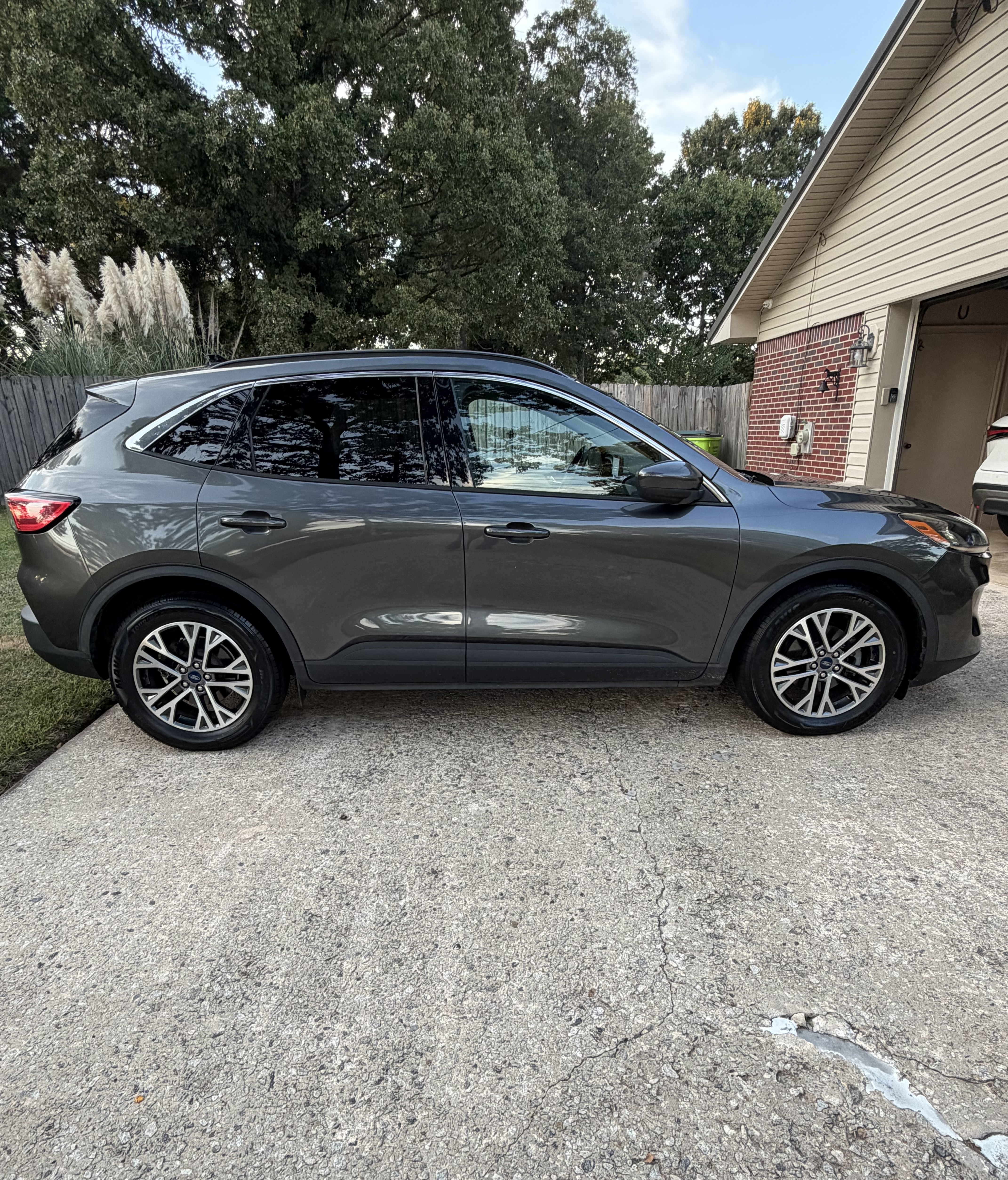 Used 2020 Ford Escape SEL FWD image 1