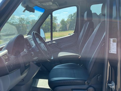 Used 2014 Mercedes-Benz Sprinter 2500 image 9