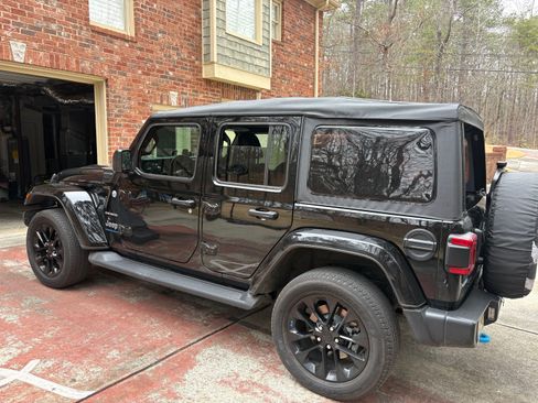 Used 2023 Jeep Wrangler Unlimited Sahara w/ Cold Weather Group image 8