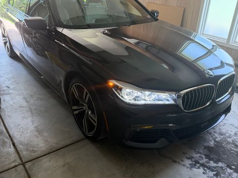 Used 2019 BMW 750i w/ Luxury Rear Seating Package RWD image 9