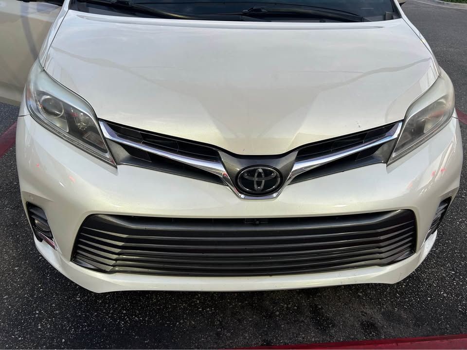 Used 2019 Toyota Sienna Limited Premium FWD image 2
