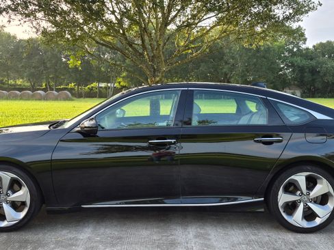 Used 2018 Honda Accord Touring image 2