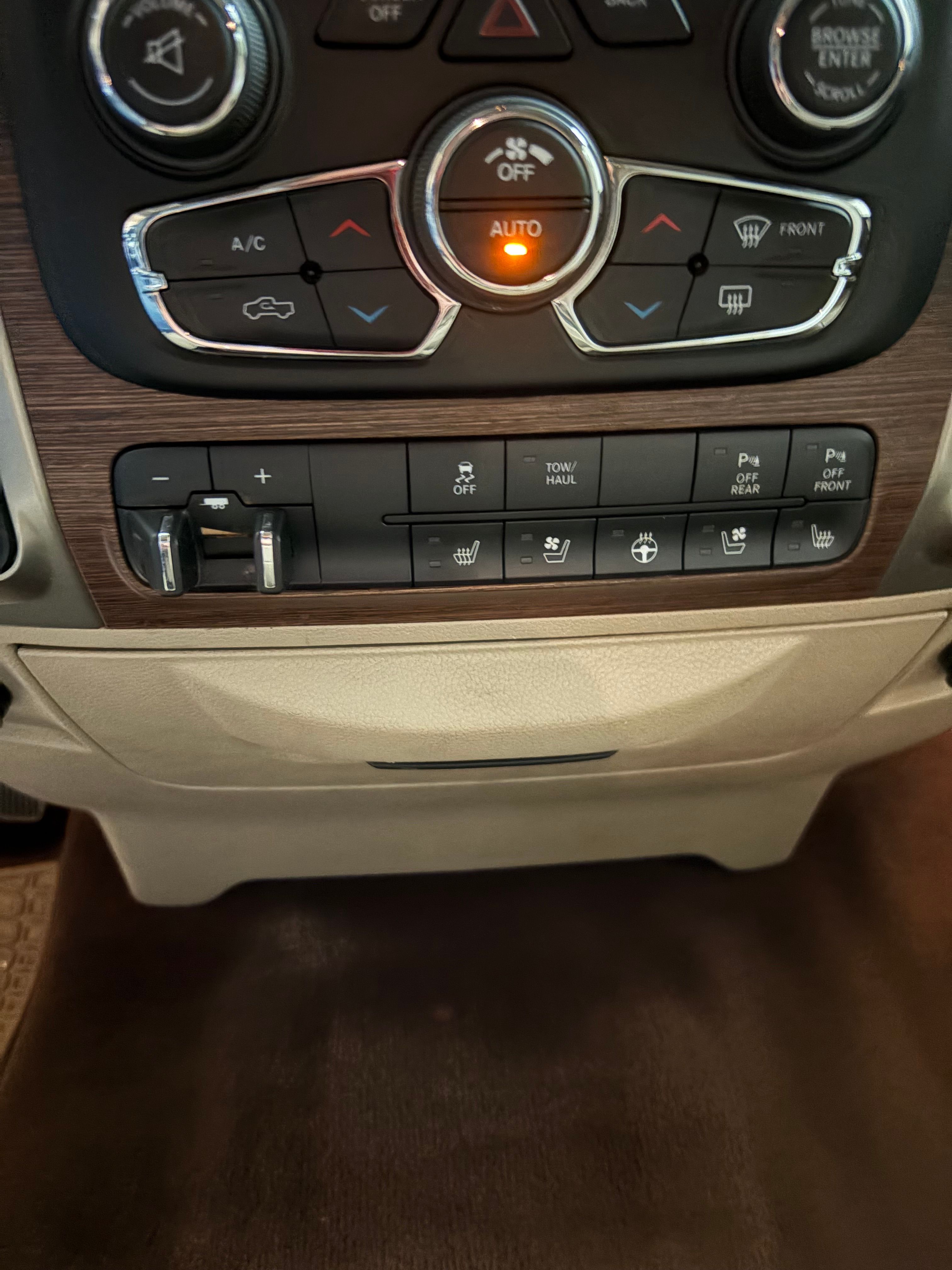 Used 2014 RAM 1500 Laramie w/ Convenience Group AWD/4WD image 18