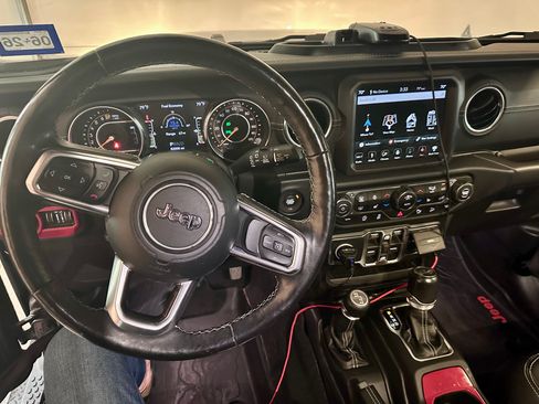 Used 2019 Jeep Wrangler Unlimited Sahara image 8