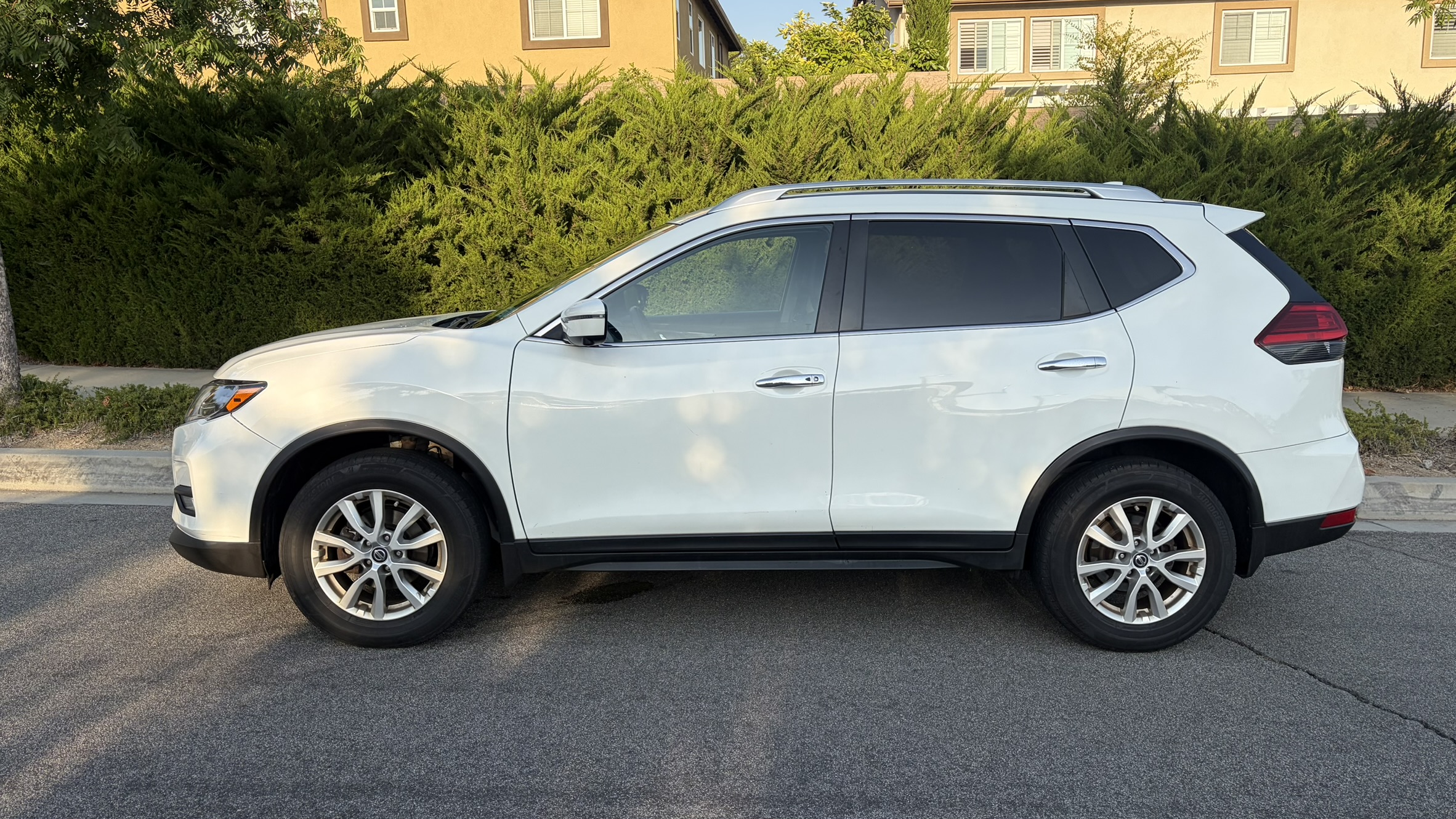 Used 2017 Nissan Rogue SV w/ SV Premium Package AWD/4WD image 5
