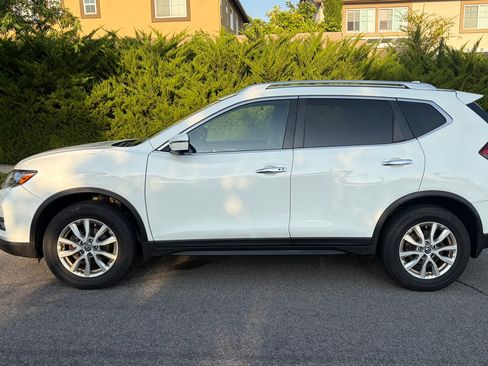 Used 2017 Nissan Rogue SV w/ SV Premium Package AWD/4WD image 5