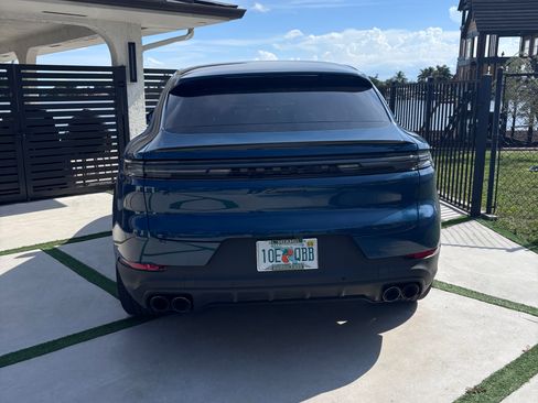 Used 2024 Porsche Cayenne Coupe AWD/4WD image 17