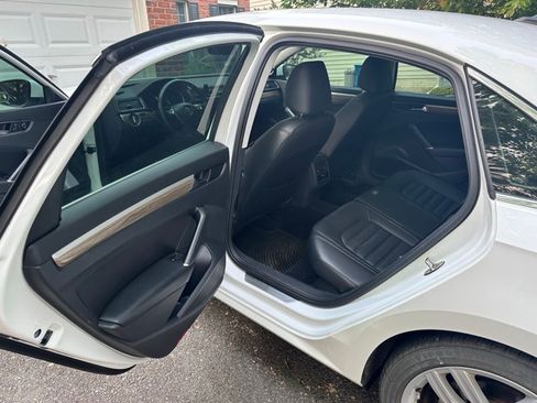 Used 2018 Volkswagen Passat 2.0T SEL Premium image 2