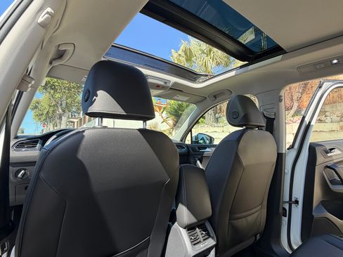 Used 2021 Volkswagen Tiguan SE w/ Panoramic Sunroof Package FWD image 2
