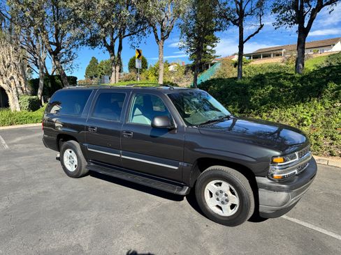Used 2005 Chevrolet Suburban LT w/ Preferred Equipment Group image 4