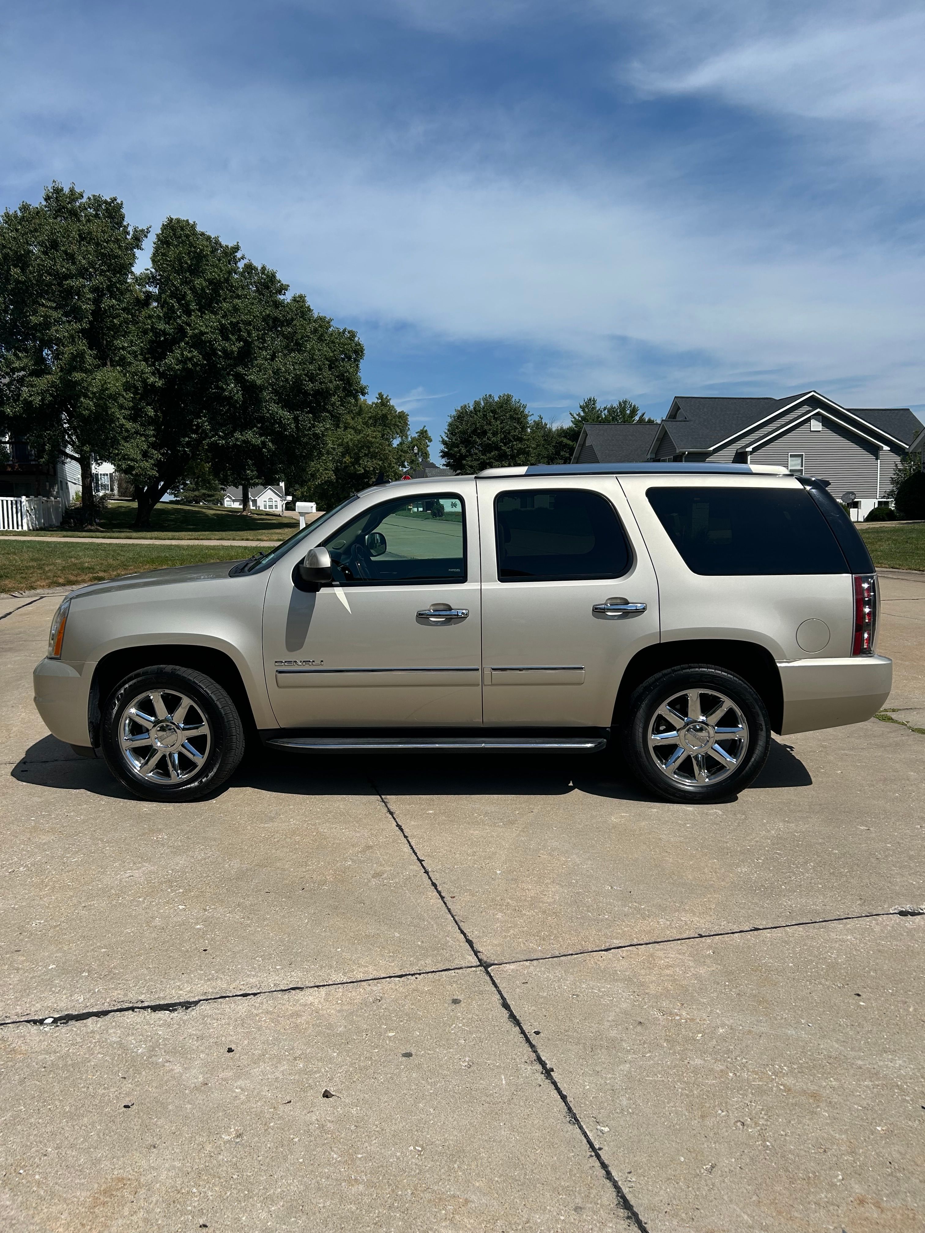 Used 2013 GMC Yukon Denali AWD/4WD image 2