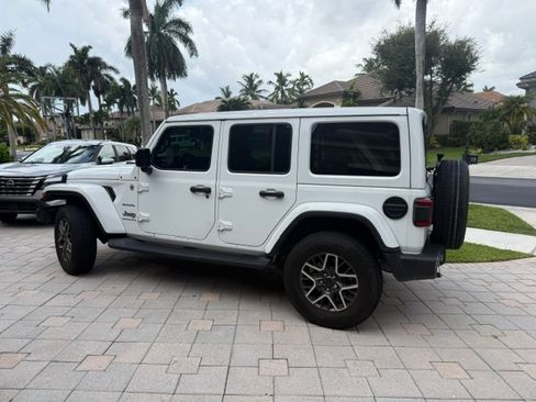 Used 2024 Jeep Wrangler Unlimited Sahara w/ Technology Group AWD/4WD image 2