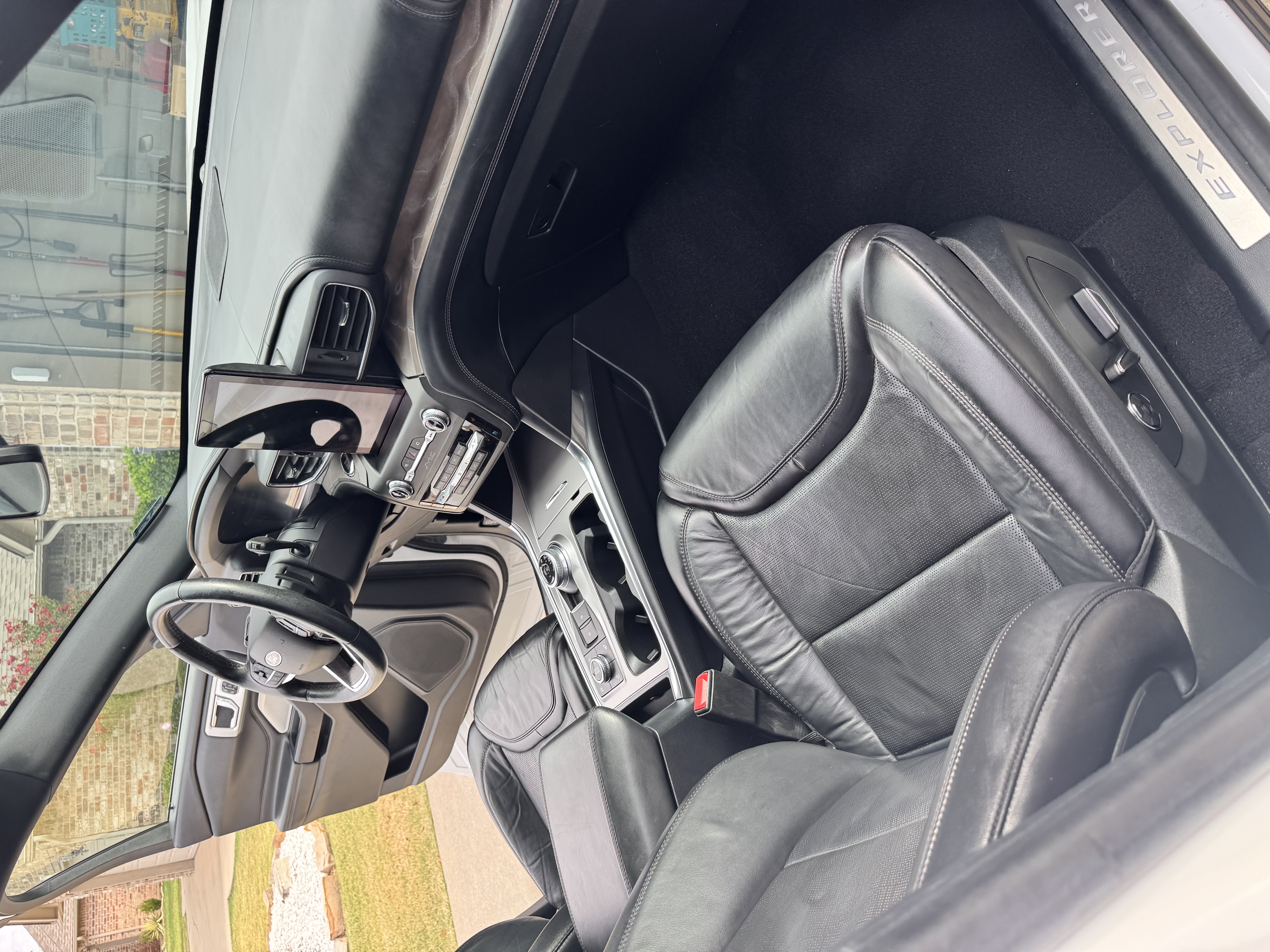 Used 2020 Ford Explorer Platinum w/ Premium Technology Package AWD/4WD image 13