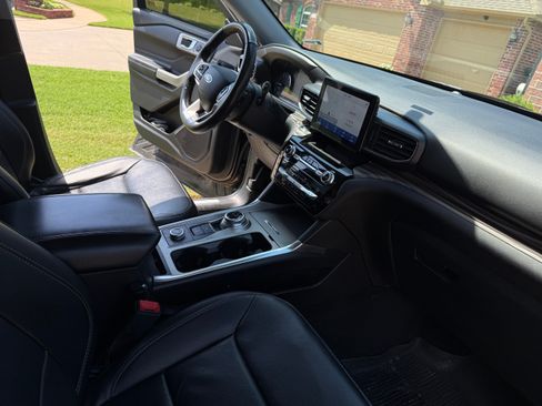 Used 2021 Ford Explorer Limited w/ Equipment Group 301A AWD/4WD image 10