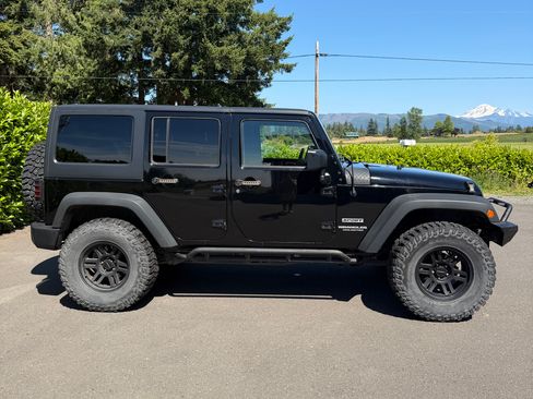 Used 2014 Jeep Wrangler Unlimited Sport w/ Quick Order Package 24S AWD/4WD image 4