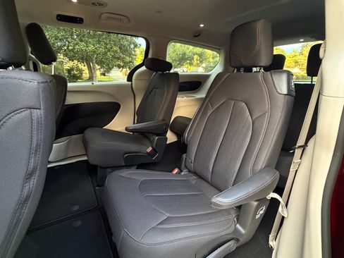 Used 2019 Chrysler Pacifica Touring Plus w/ Advanced Safetytec Group FWD image 11