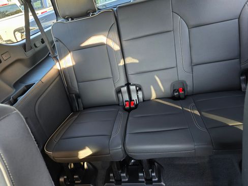 Used 2024 GMC Yukon XL SLT w/ SLT Luxury Package image 5