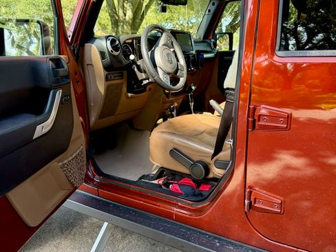 Used 2014 Jeep Wrangler Unlimited Rubicon w/ Connectivity Group AWD/4WD image 5