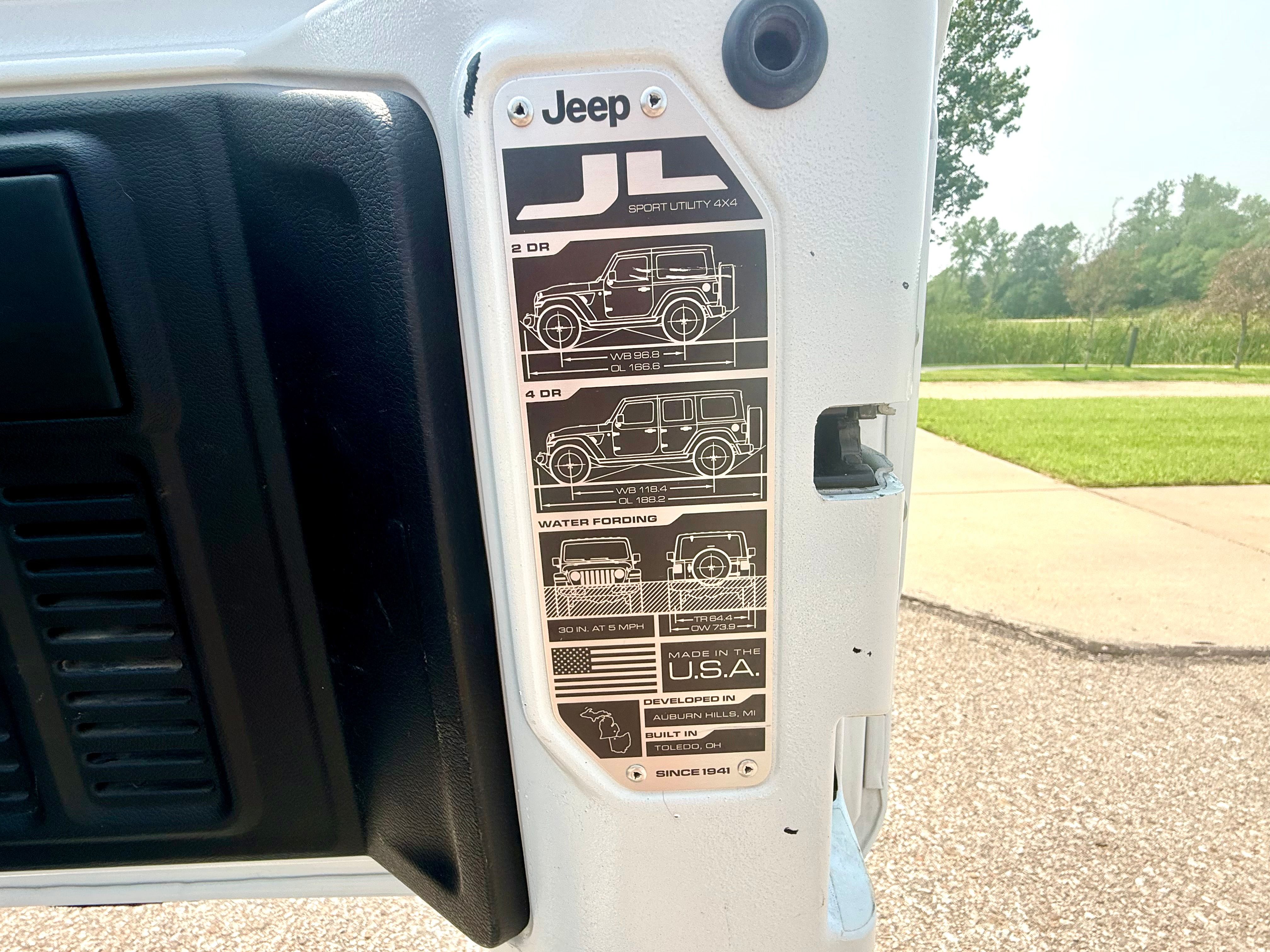 Used 2018 Jeep Wrangler Unlimited Sahara AWD/4WD image 18