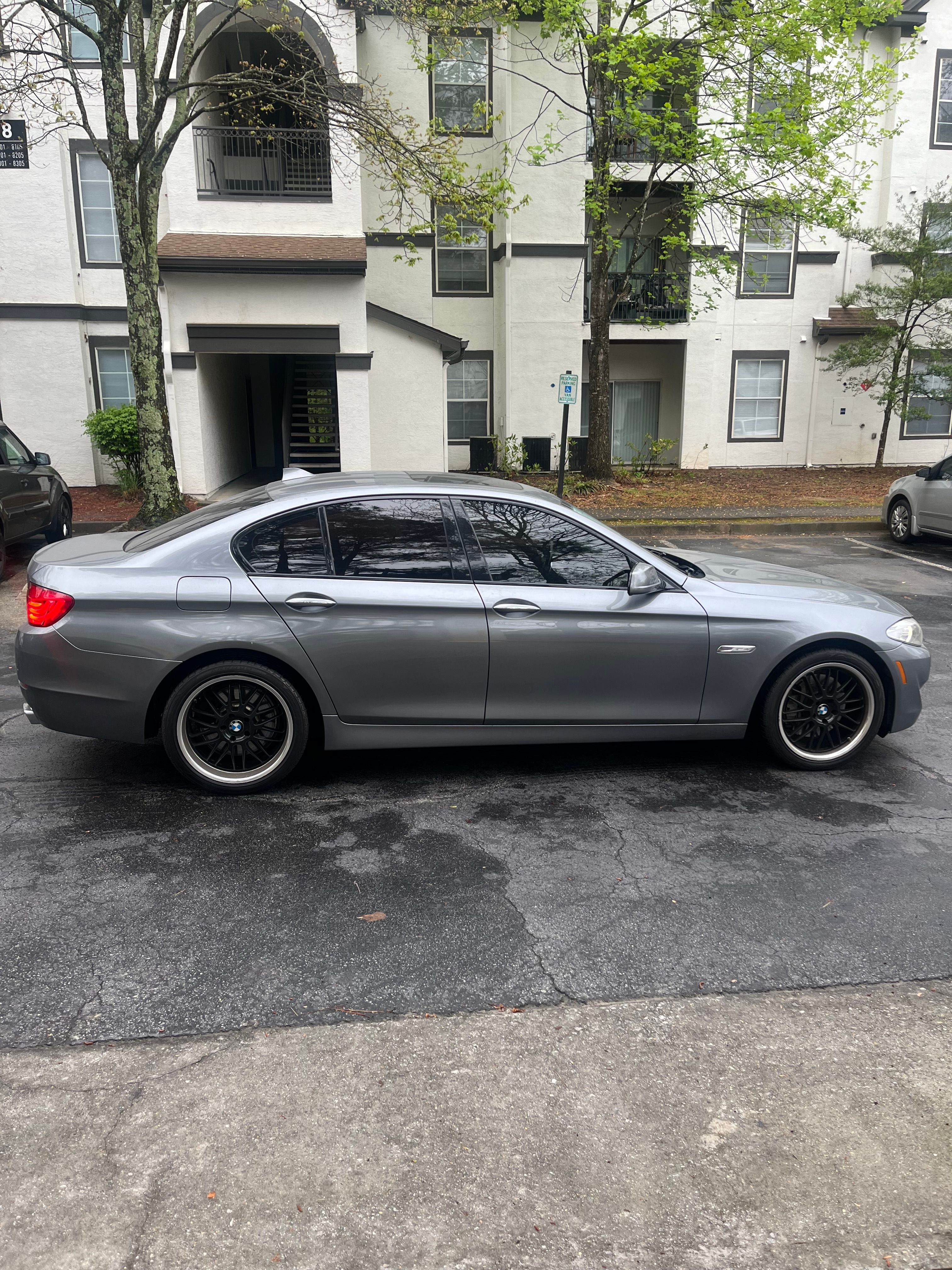 Used 2011 BMW 550i Sedan RWD image 2