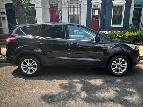 Used 2017 Ford Escape SE w/ SE Cold Weather Package AWD/4WD image 11