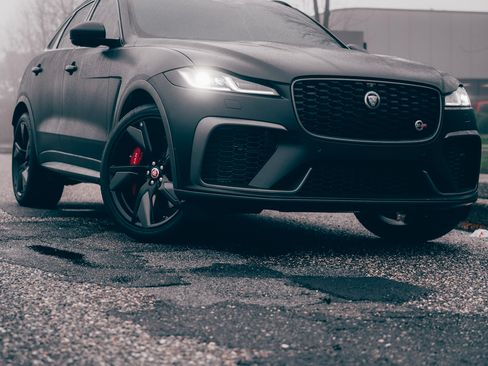 Used 2021 Jaguar F-PACE SVR image 24