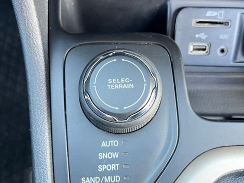 Used 2016 Jeep Cherokee Latitude w/ Cold Weather Group image 13