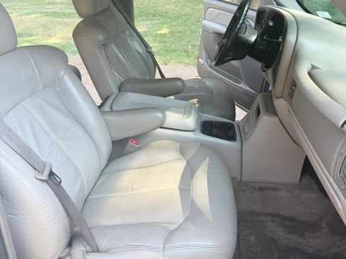 Used 2002 Chevrolet Suburban LS RWD image 16