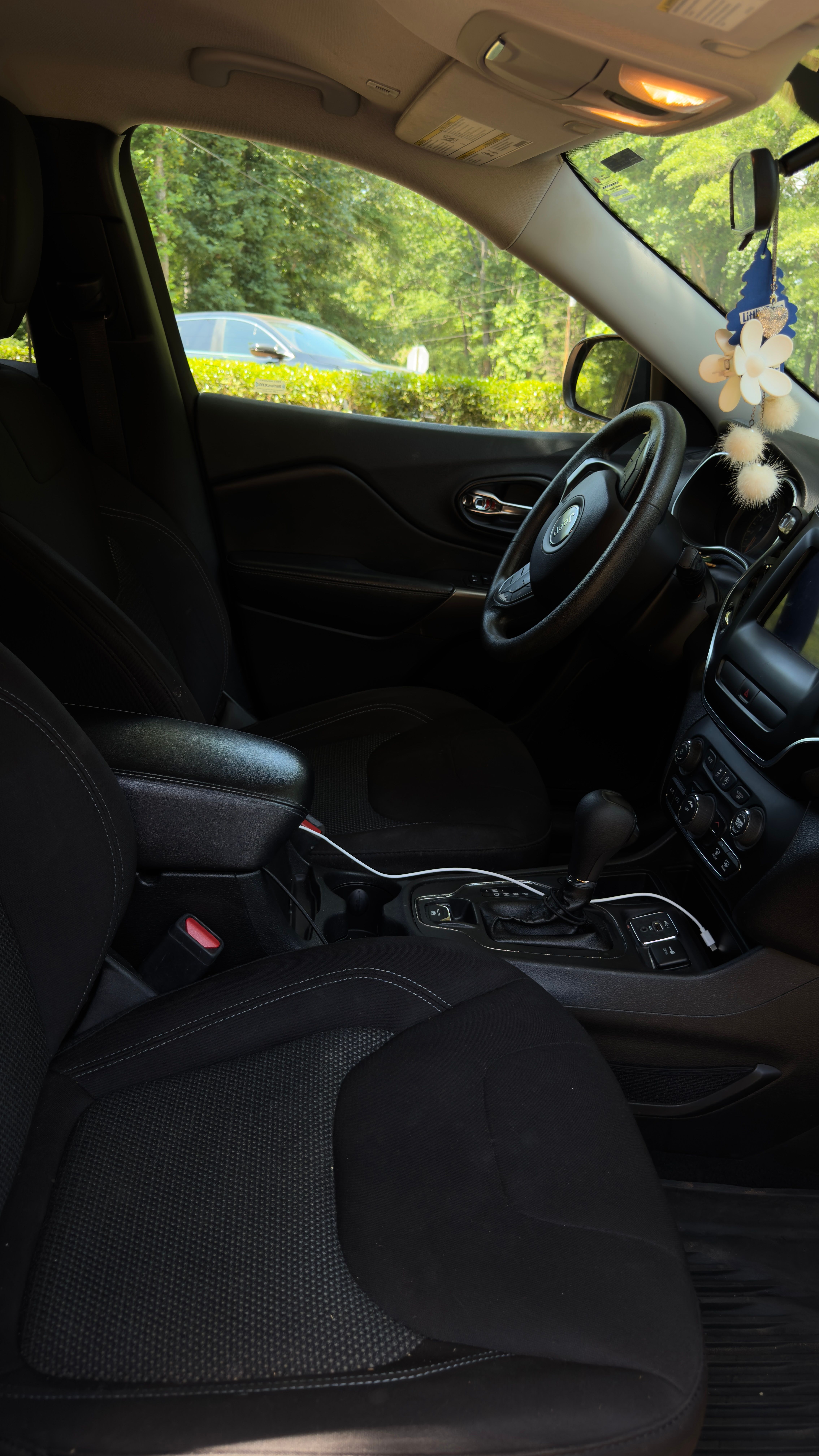 Used 2019 Jeep Cherokee Latitude w/ Popular Appearance Group FWD image 5