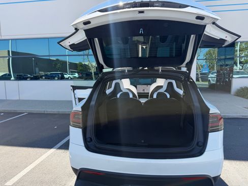 Used 2022 Tesla Model X Plaid image 6
