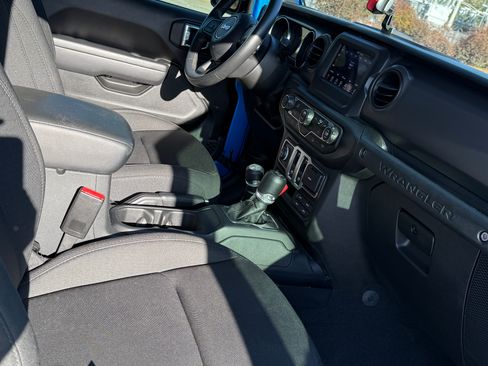 Used 2022 Jeep Wrangler Sport image 13