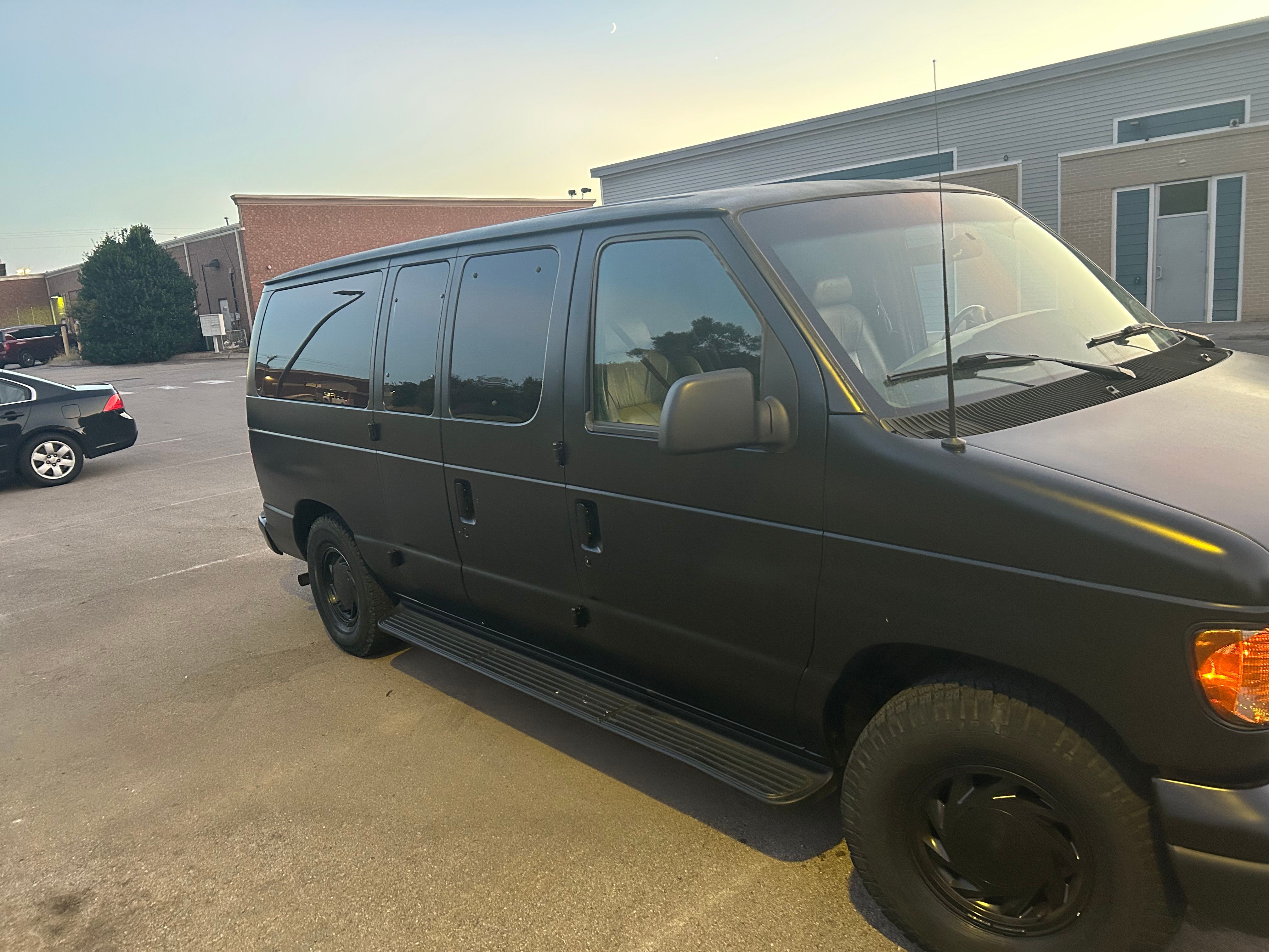 Used 2001 Ford E-150 and Econoline 150 Wagon RWD image 5