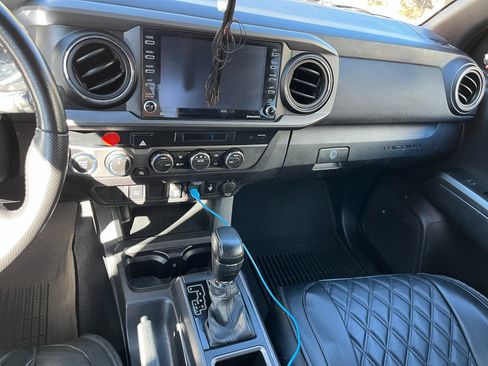 Used 2022 Toyota Tacoma TRD Off-Road image 8