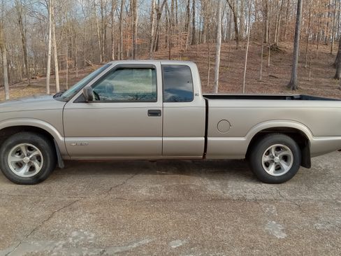 Used 2003 Chevrolet S10 Pickup LS image 13