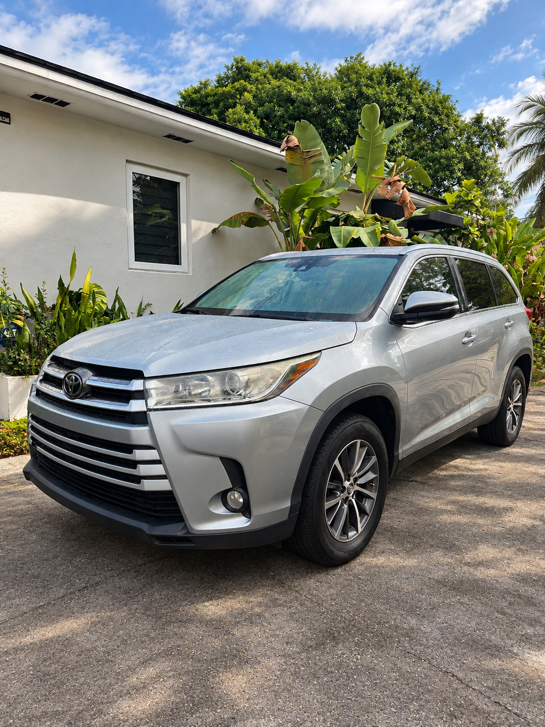 Used 2019 Toyota Highlander XLE FWD image 1