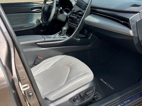 Used 2019 Toyota Avalon Limited w/ Advanced Safety Package image 10