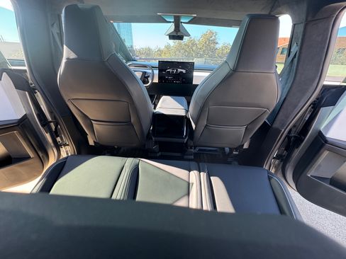 Used 2024 Tesla Cybertruck AWD Crew Cab image 9