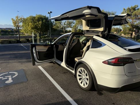 Used 2018 Tesla Model X 75D AWD/4WD image 5