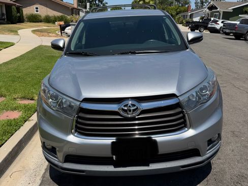 Used 2015 Toyota Highlander Plus FWD image 2